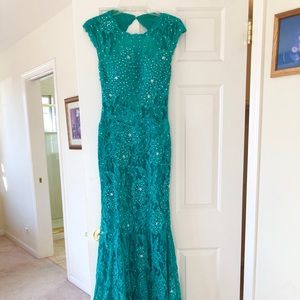 Le Vie Camille Beautiful vibrant green dress